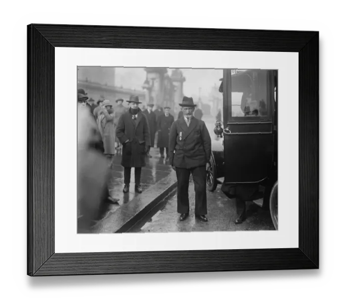 Framed Print : Investiture at Buckingham Palace. Mr George Craig, a 69 year old Scottish fisherman, arriving
