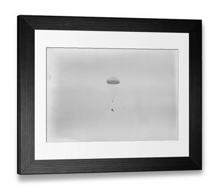 Framed Print : Mrs Elliot Lynns parachute descent at Hereford. Mrs Lynn making her descent