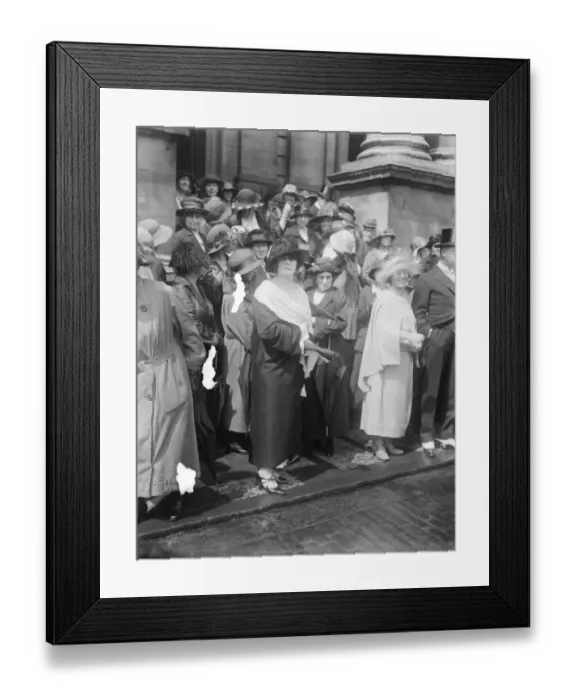 Framed Print : Lord Ilchesters daughter weds Lady Lyle leaving 11 June 1924