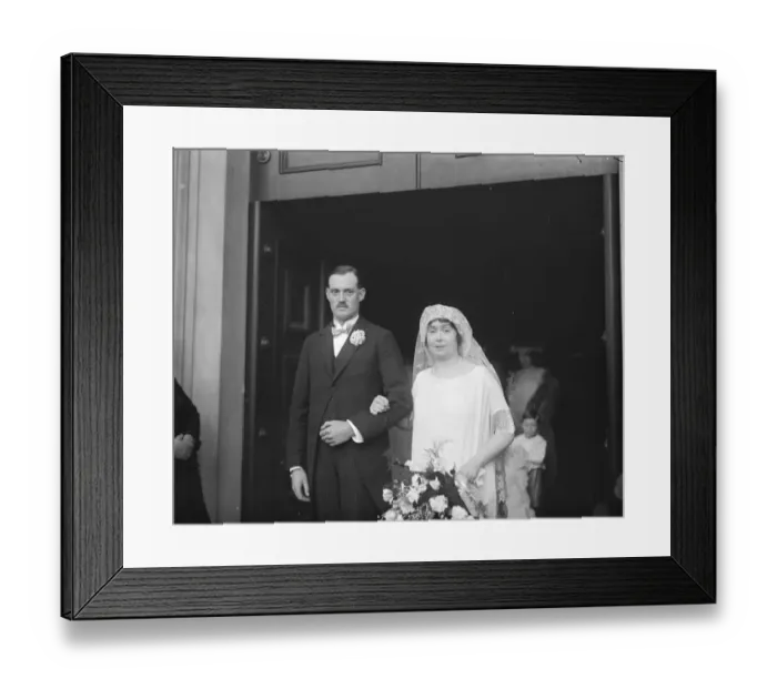 Framed Print : The Hon Lady Abdys daughter weds Miss Violet Abdy and Mr Hugh Godsal were married Framed Print : The Hon Lady Abdys daughter weds Miss Violet Abdy and Mr Hugh Godsal were married