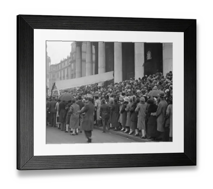 Framed Print : The crowd at the wedding of Lord Weymouth and the Honourable Daphne Vivian at St