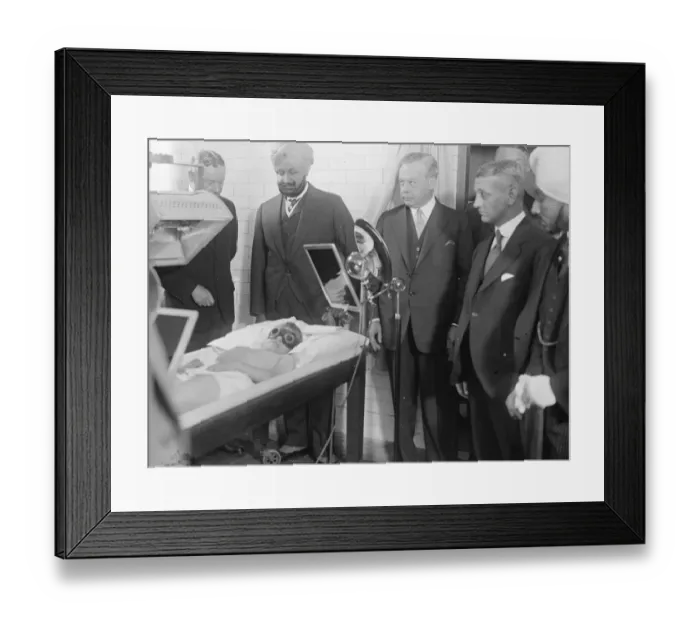 Framed Print : Maharajah of Patiala visits sunlight clinic at Humanity house, Tufton street, Westminster