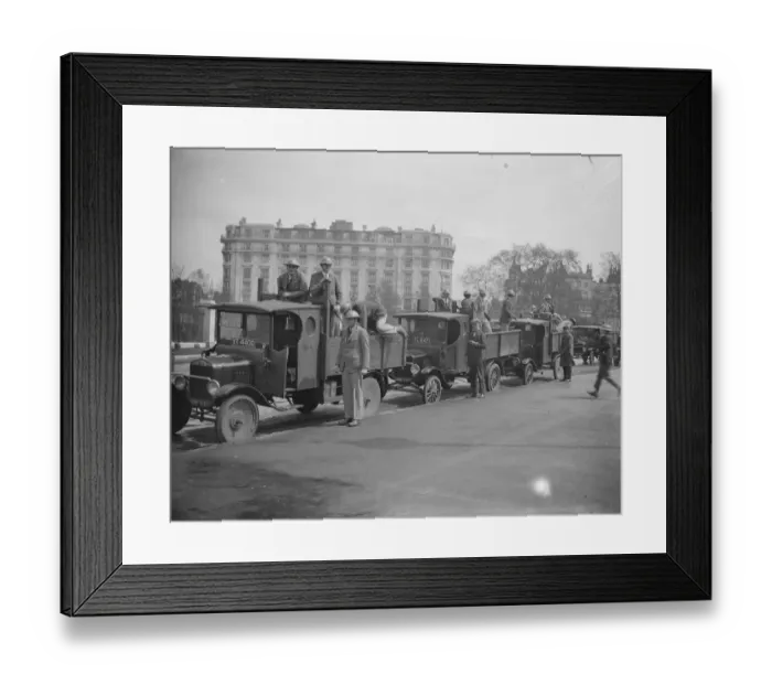 Framed Print : The General Strike Tin hatted volunteers in Hyde Park Framed Print : The General Strike Tin hatted volunteers in Hyde Park