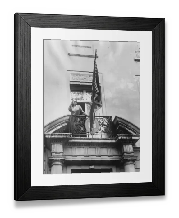 Framed Print : Queen of Romania acknowledging the cheers of the crowds from the balcony of the Romanian legation
