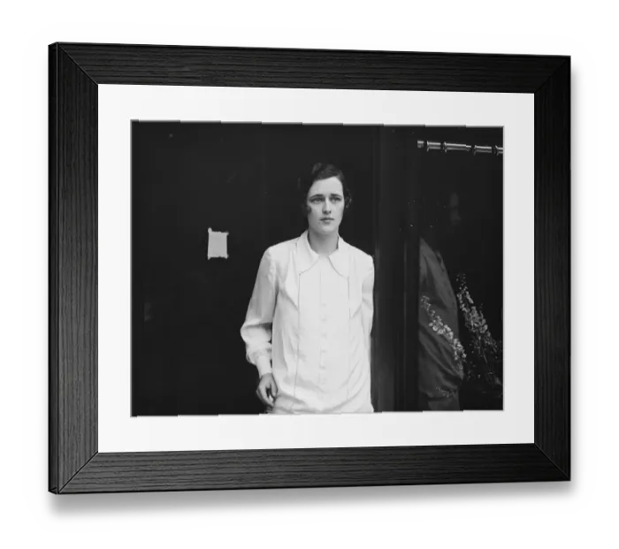 Framed Print : Society beauty opens a shop Mrs Dudley Coats standing in the door way of 10, Davies Street Framed Print : Society beauty opens a shop Mrs Dudley Coats standing in the door way of 10, Davies Street