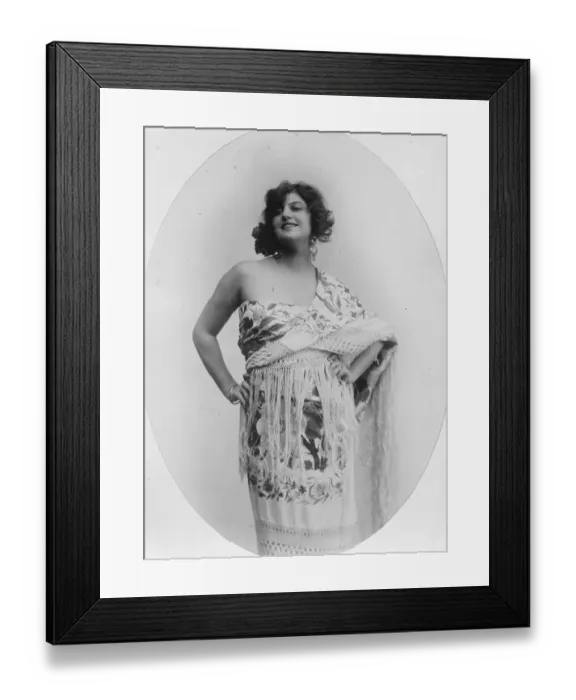 Framed Print : Senorita Tina de Jarque, Madrids most famous cabaret girl. 24 September 1927 Framed Print : Senorita Tina de Jarque, Madrids most famous cabaret girl. 24 September 1927