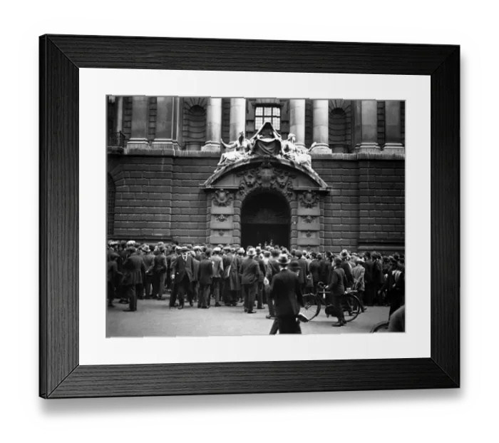 Framed Print : Mme Fahmy not guilty. The scene outside the Old Bailey at the close of the trial Framed Print : Mme Fahmy not guilty. The scene outside the Old Bailey at the close of the trial