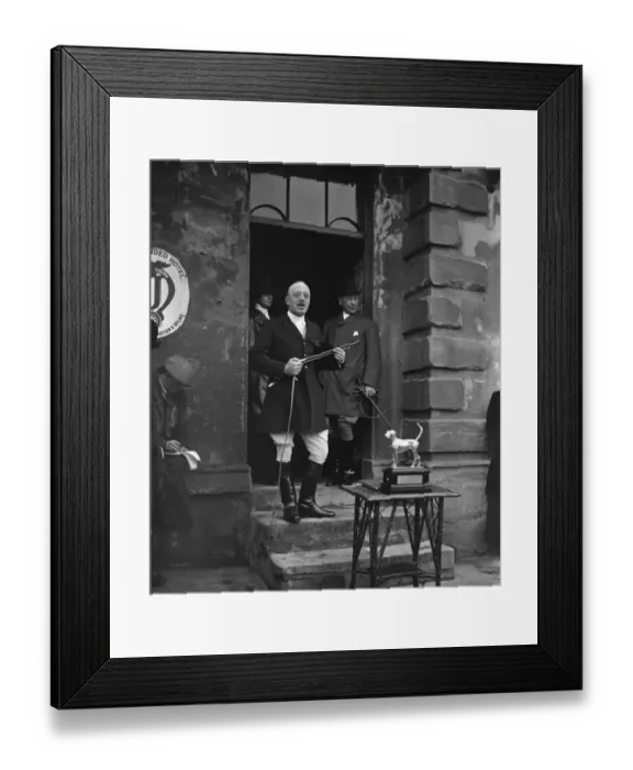 Framed Print : Heythrop Hunt Meet Presentation to Captain Brassey At a meet of the Heythrop Hunt Framed Print : Heythrop Hunt Meet Presentation to Captain Brassey At a meet of the Heythrop Hunt