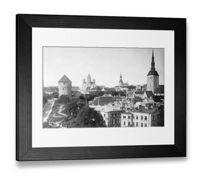 Framed Print : Armed bands of Communists gained possession of several Government Buildings at Reval
