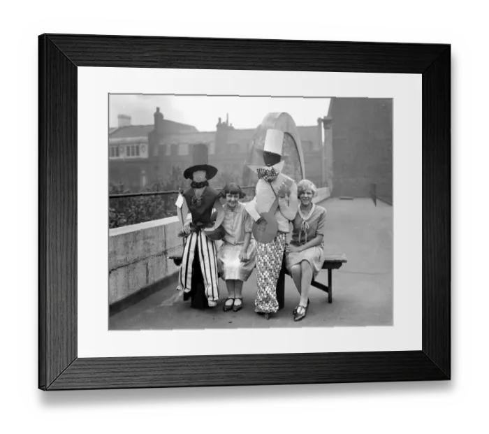 Framed Print : childrens statues, Holborn. 1928 Framed Print : childrens statues, Holborn. 1928