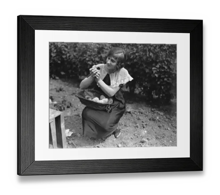 Framed Print : Miss Edna Maude the seventeen year old dancer on holiday at Bridgewater 25 June 1923