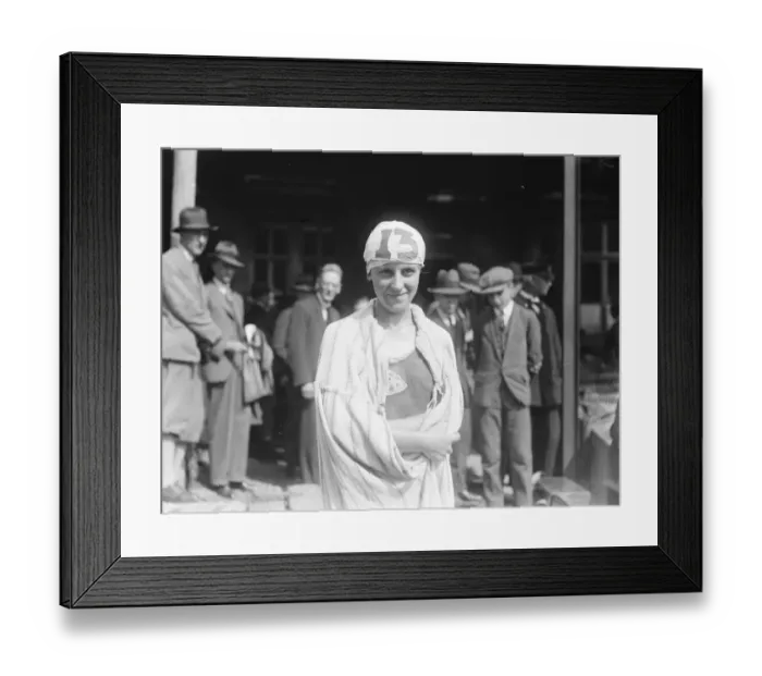 Framed Print : Ladies long distance swimming championship in the Thames. Miss Phyllis Scott Framed Print : Ladies long distance swimming championship in the Thames. Miss Phyllis Scott