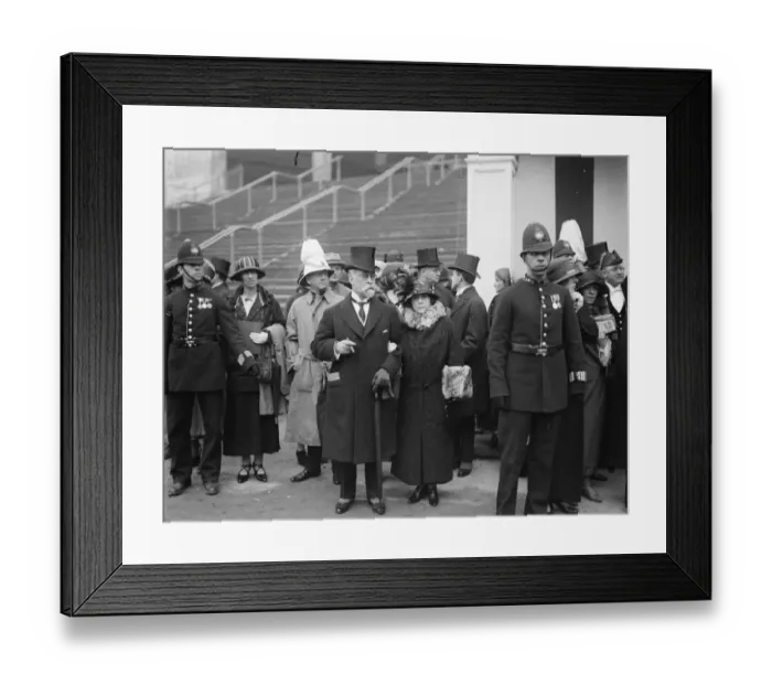 Framed Print : King opens British Empire exhibition. Mr and Mrs Solly Joel, leaving, after