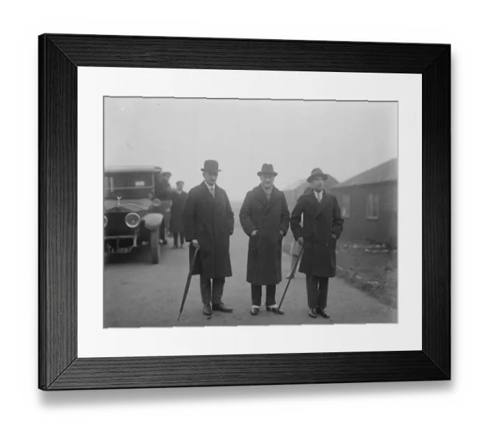 Framed Print : Sir Samuel Hoare visits Cardington ( Bedford ) airship station. Left to right Framed Print : Sir Samuel Hoare visits Cardington ( Bedford ) airship station. Left to right