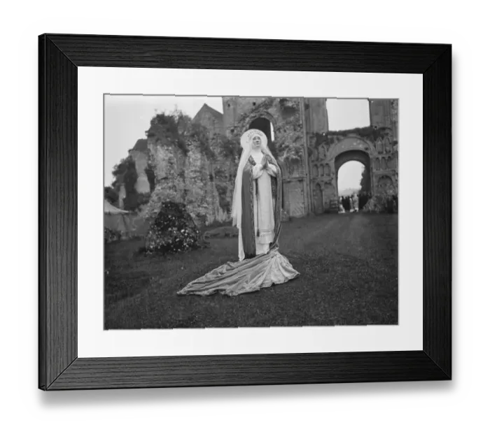 Framed Print : Marchioness Townshend plays leading part in missionary pageant at Castleacre Priory, Norfolk