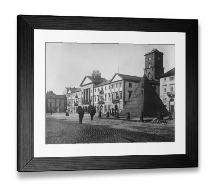 Framed Print : Royal grave which decorates the Piccadilly circus of a German city The extraordinary Framed Print : Royal grave which decorates the Piccadilly circus of a German city The extraordinary