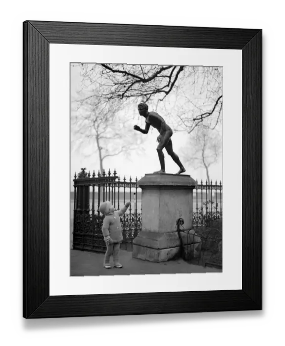 Framed Print : London. Herculaneum one of the pair of wrestlers at entrance to Embankment Gardens Framed Print : London. Herculaneum one of the pair of wrestlers at entrance to Embankment Gardens