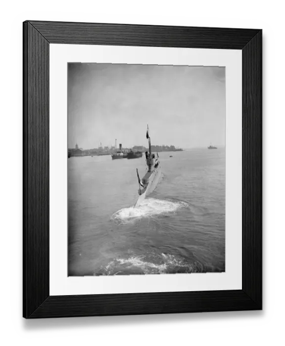 Framed Print : The Sultan of Muscat at Portsmouth. Submarine flying the red flag. 22 September 1928