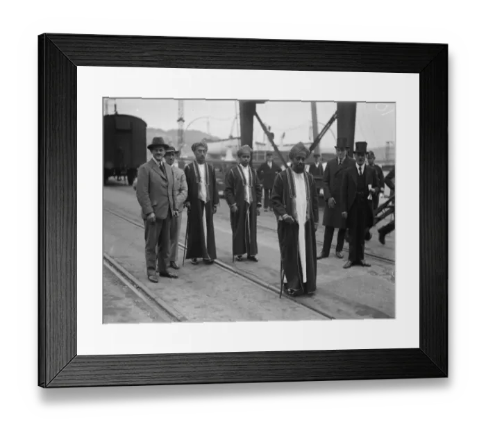Framed Print : The Sultan of Zanzibar landing at Dover. 31 May 1929 Framed Print : The Sultan of Zanzibar landing at Dover. 31 May 1929