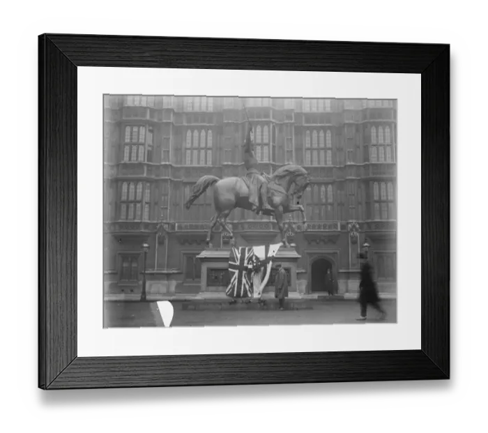 Framed Print : Coeur De Lion Statue at Westminster, outside the House of Lords 11 December 1919 Framed Print : Coeur De Lion Statue at Westminster, outside the House of Lords 11 December 1919