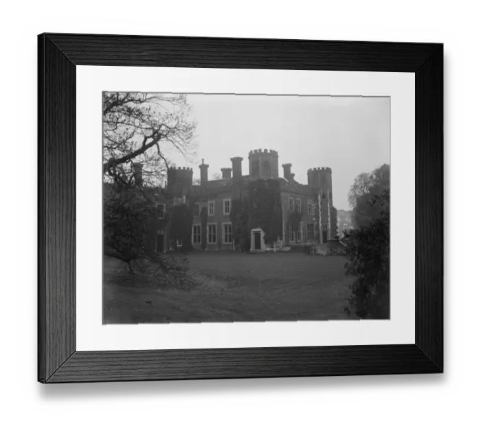 Framed Print : Tudor mansion for Sir Stephen Lennards Canadian bride. Wickham Court, Kent