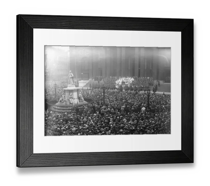 Framed Print : Panorama. Armistice Day. The scene outside St Pauls during the two minutes silence Framed Print : Panorama. Armistice Day. The scene outside St Pauls during the two minutes silence