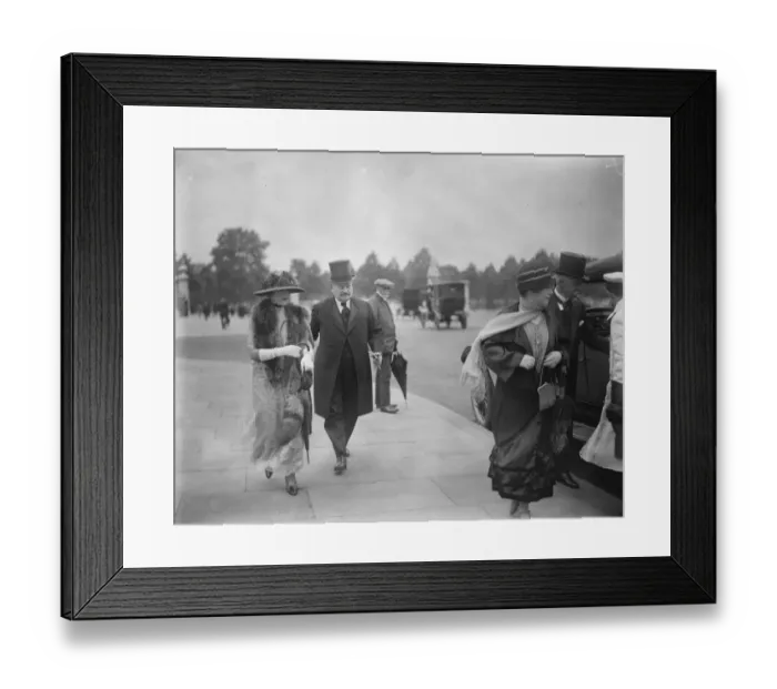 Framed Print : Royal garden party at Buckingham palace Lord and Lady Burnham arriving 24 June 1924 Framed Print : Royal garden party at Buckingham palace Lord and Lady Burnham arriving 24 June 1924