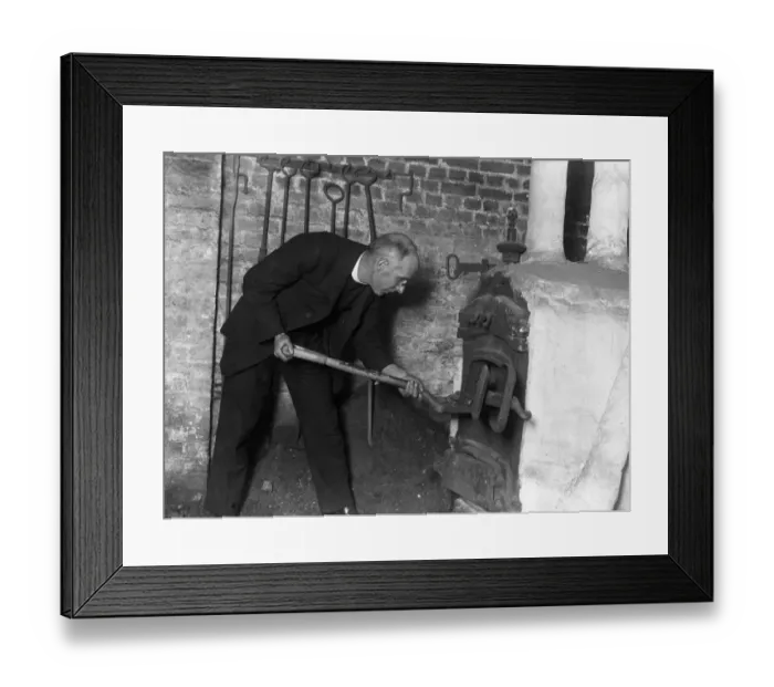 Framed Print : Reverend R A C Torey, Vicar of St Annes Church, Hoxton, London, where each