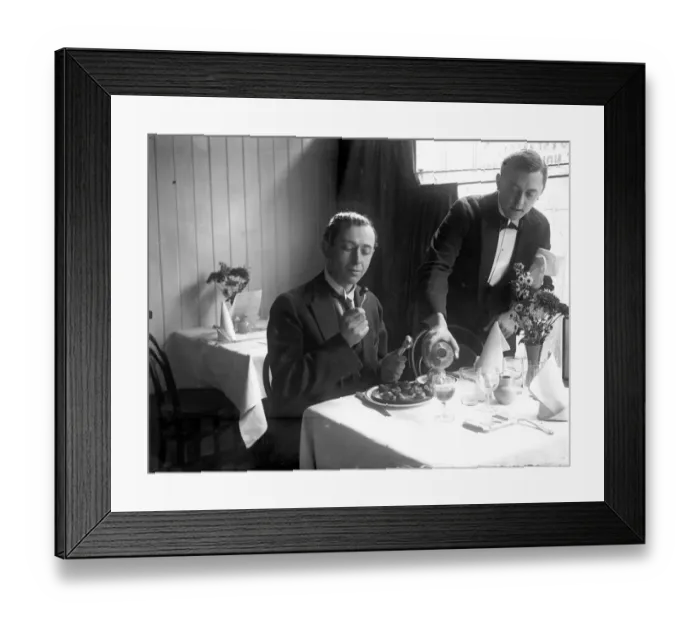 Framed Print : The snail season opens in a Soho restaurant 18 October 1922