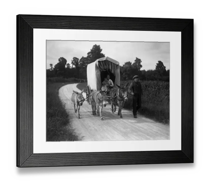Framed Print : Not troubled by any transport difficulties. A picturesque snapshot on an Oxfordshire by - road Framed Print : Not troubled by any transport difficulties. A picturesque snapshot on an Oxfordshire by - road