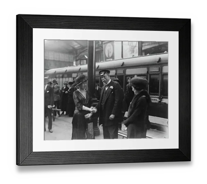 Framed Print : Sir Thomas Lipton leaves Euston for America with Mrs Davies, wife of American Ambassador 11 Framed Print : Sir Thomas Lipton leaves Euston for America with Mrs Davies, wife of American Ambassador 11