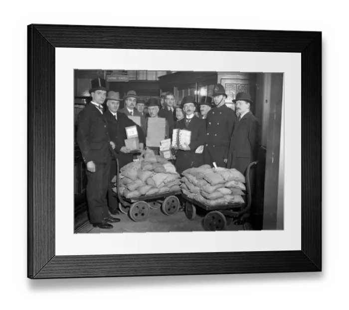 Framed Print : Drawing money from the Westminster Bank, Hammersmith, for the £65, 000 share-out of Framed Print : Drawing money from the Westminster Bank, Hammersmith, for the £65, 000 share-out of