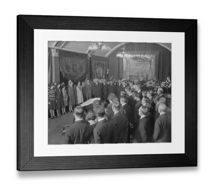 Framed Print : The public lying in state of Mr Harry Gosling at Transport house Westminster 29 Framed Print : The public lying in state of Mr Harry Gosling at Transport house Westminster 29
