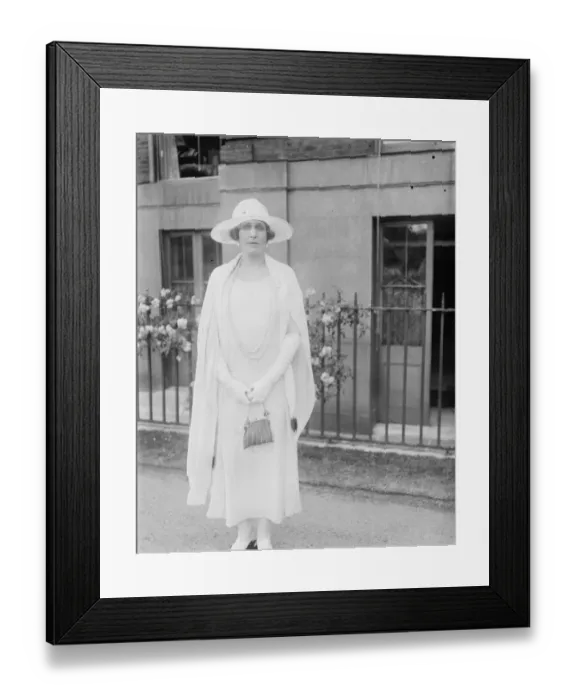 Framed Print : Londons Royal Visitor Her majesty the Queen of Spain in the grounds of Kensington Framed Print : Londons Royal Visitor Her majesty the Queen of Spain in the grounds of Kensington
