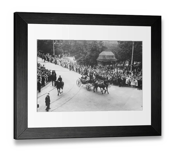 Framed Print : Roald Amundsens arrival in Oslo Roald Amundsen and Lincoln Ellsworth drive to