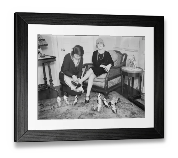 Framed Print : Lady Sholto Douglas, who has insured her feet for ? 20, 000 before leaving for Hollywood Framed Print : Lady Sholto Douglas, who has insured her feet for ? 20, 000 before leaving for Hollywood