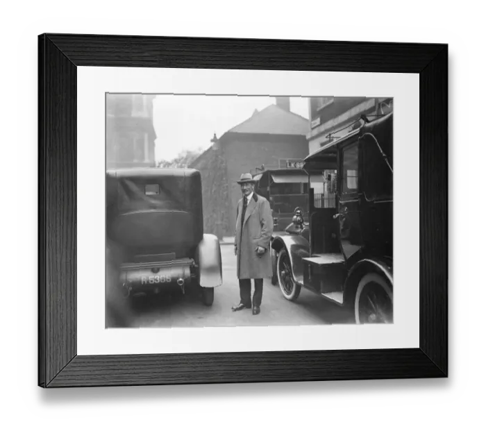 Framed Print : At No 10 Downing Streeton Monday Captain Frederick leaving 23 October 1922 Framed Print : At No 10 Downing Streeton Monday Captain Frederick leaving 23 October 1922