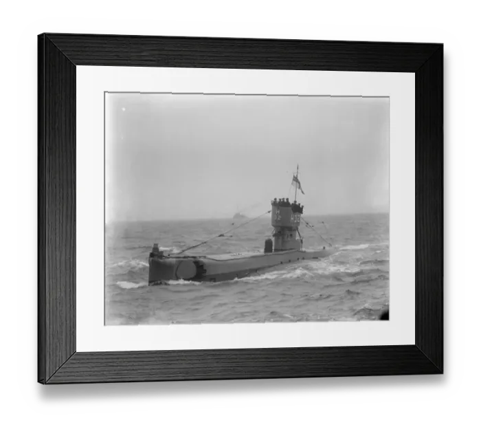 Framed Print : Navys last tribute to submarine. Submarine H32. 18 January 1924