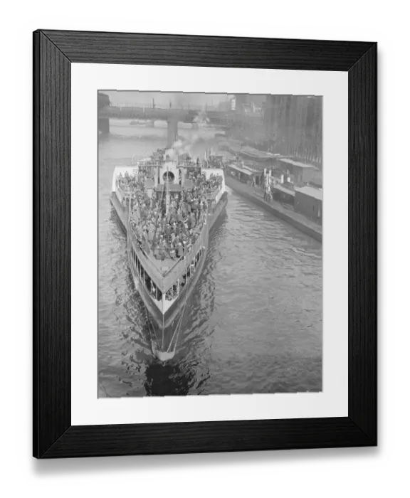 Framed Print : The Royal Soveriegn leaves Old Swan pier on her first trip of the season 30 May 1925