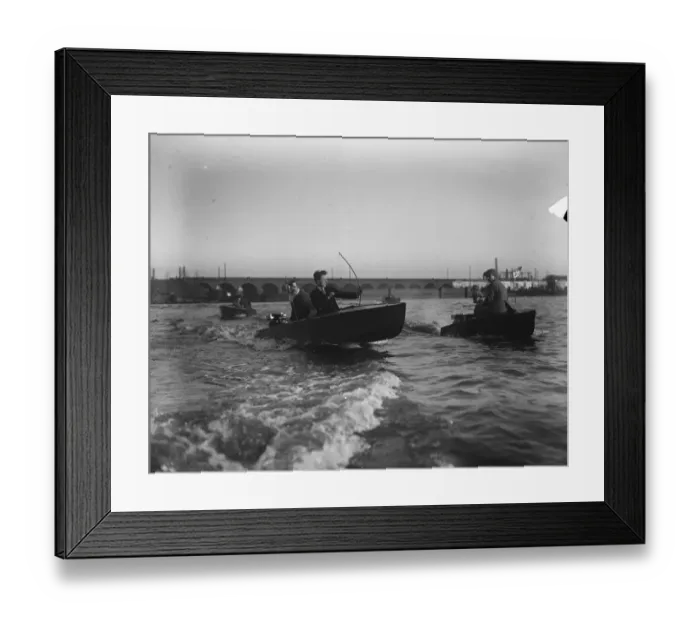 Framed Print : Archery from motor boats on Welsh Harp, Hendon. A modern British bowman looses Framed Print : Archery from motor boats on Welsh Harp, Hendon. A modern British bowman looses
