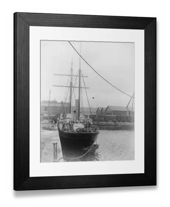 Framed Print : Shackleton - Rowett Expedition sails for the Antarctic. The Quest in dock in London