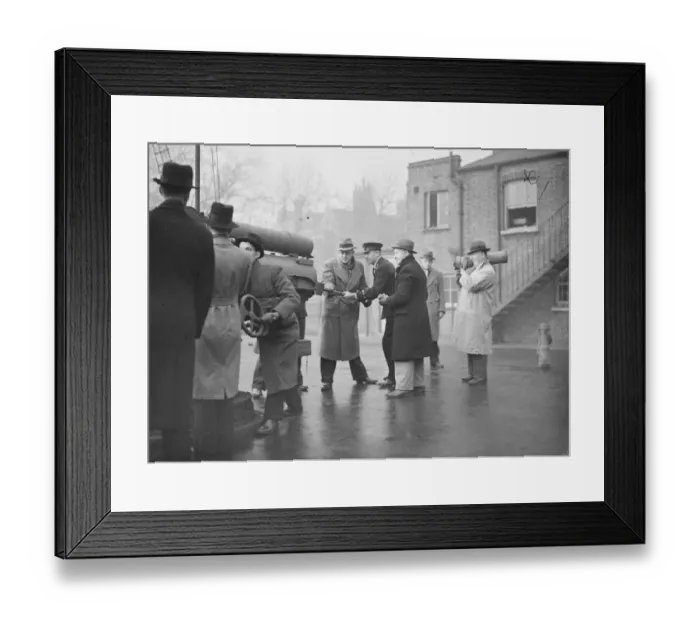 Framed Print : Men of the merchant navy recieving instruction in gunnery at an East London instructional battery Framed Print : Men of the merchant navy recieving instruction in gunnery at an East London instructional battery