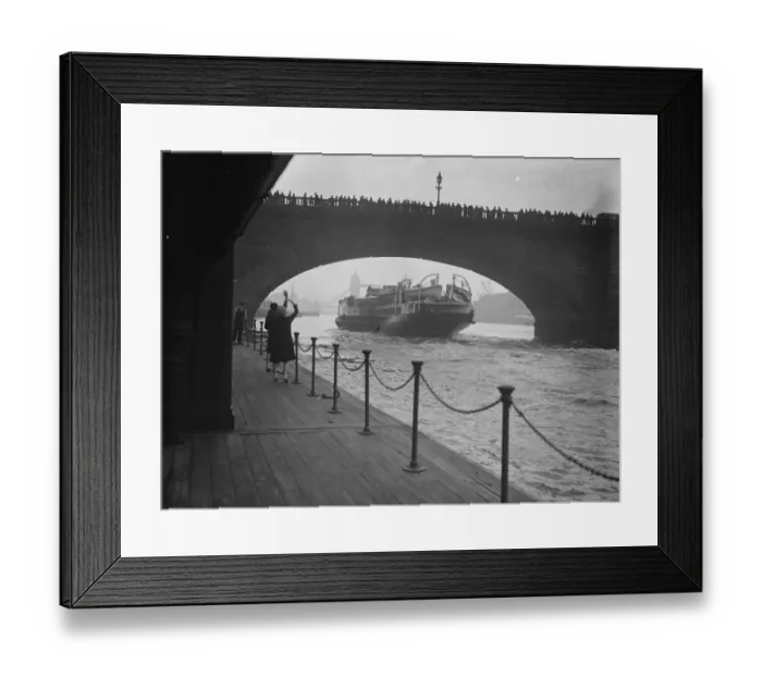 Framed Print : The Crested Eagle passing under London Bridge on the way to Margate. 28 May 1927 Framed Print : The Crested Eagle passing under London Bridge on the way to Margate. 28 May 1927