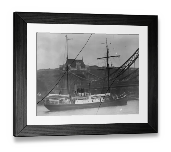 Framed Print : The Shackleton - Rowett Expedition sails for the Antarctic. The Quest leaving London