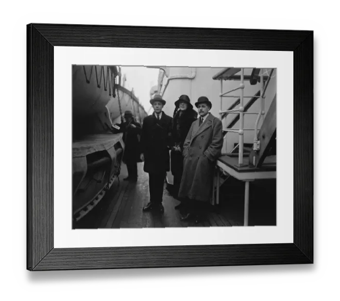 Framed Print : Celebrities arrive on White Star xmas ship. Passengers on the White Star liner Framed Print : Celebrities arrive on White Star xmas ship. Passengers on the White Star liner