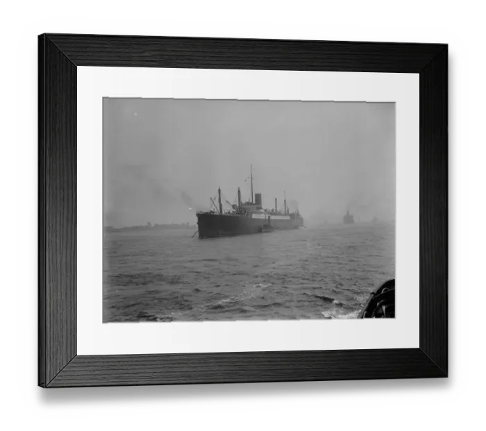 Framed Print : Minnekahda, All one class liner sails from Tilbury for New York 16 May 1925 Framed Print : Minnekahda, All one class liner sails from Tilbury for New York 16 May 1925