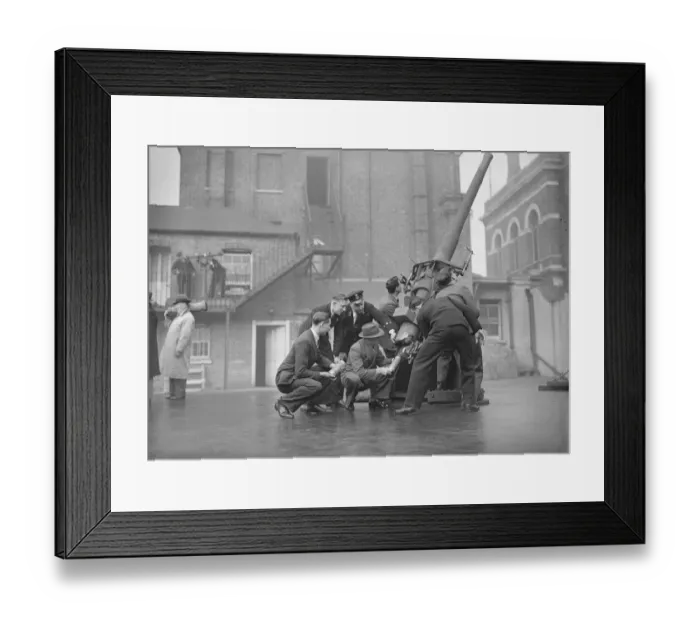 Framed Print : Men of the merchant navy receiving instruction in gunnery at an East London instructional battery Framed Print : Men of the merchant navy receiving instruction in gunnery at an East London instructional battery