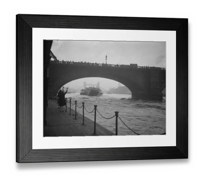 Framed Print : The crested eagle passing under London bridge on the way to Margate. 28 May 1927 Framed Print : The crested eagle passing under London bridge on the way to Margate. 28 May 1927
