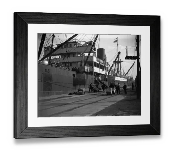 Framed Print : Unloading tea at Tilbury Docks from the SS Glenarra. 5 March 1924 Framed Print : Unloading tea at Tilbury Docks from the SS Glenarra. 5 March 1924
