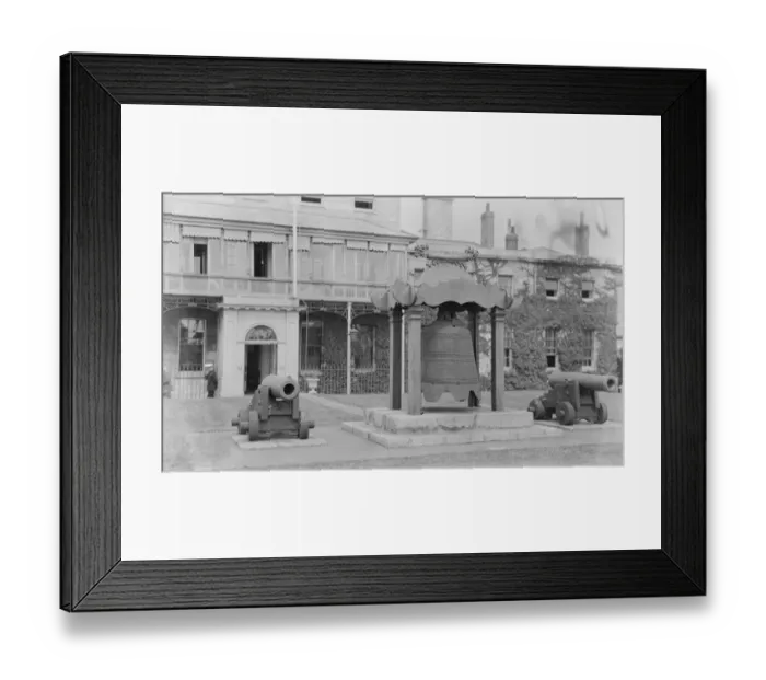 Framed Print : Admiralty House, Plymouth Devon On the lawn at the front of Admiralty House, a huge